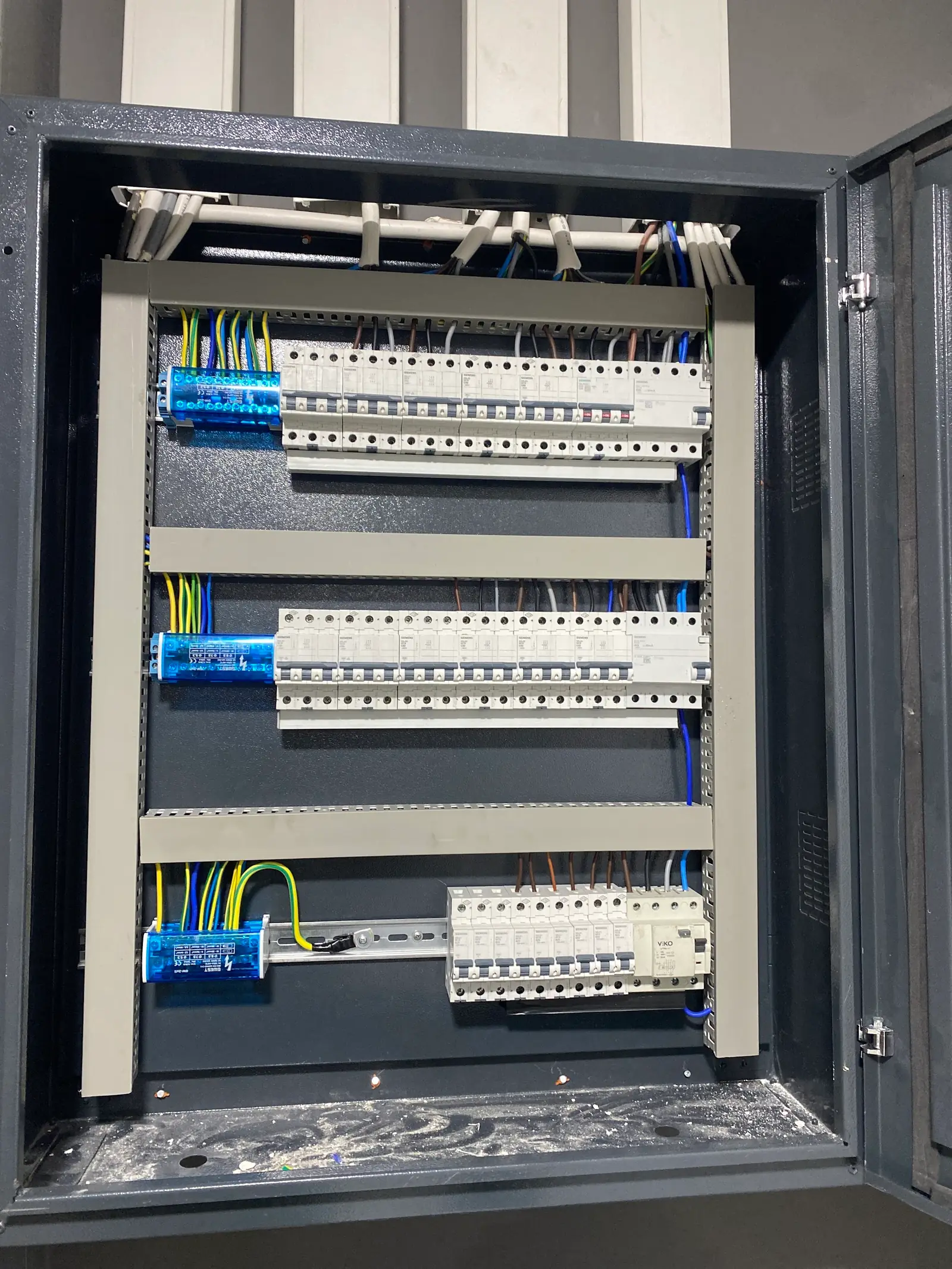 Otomatik sigortalar ve kaçak akım röleleriyle yeni kurulmuş, hatları düzenli elektrik dağıtım panosu