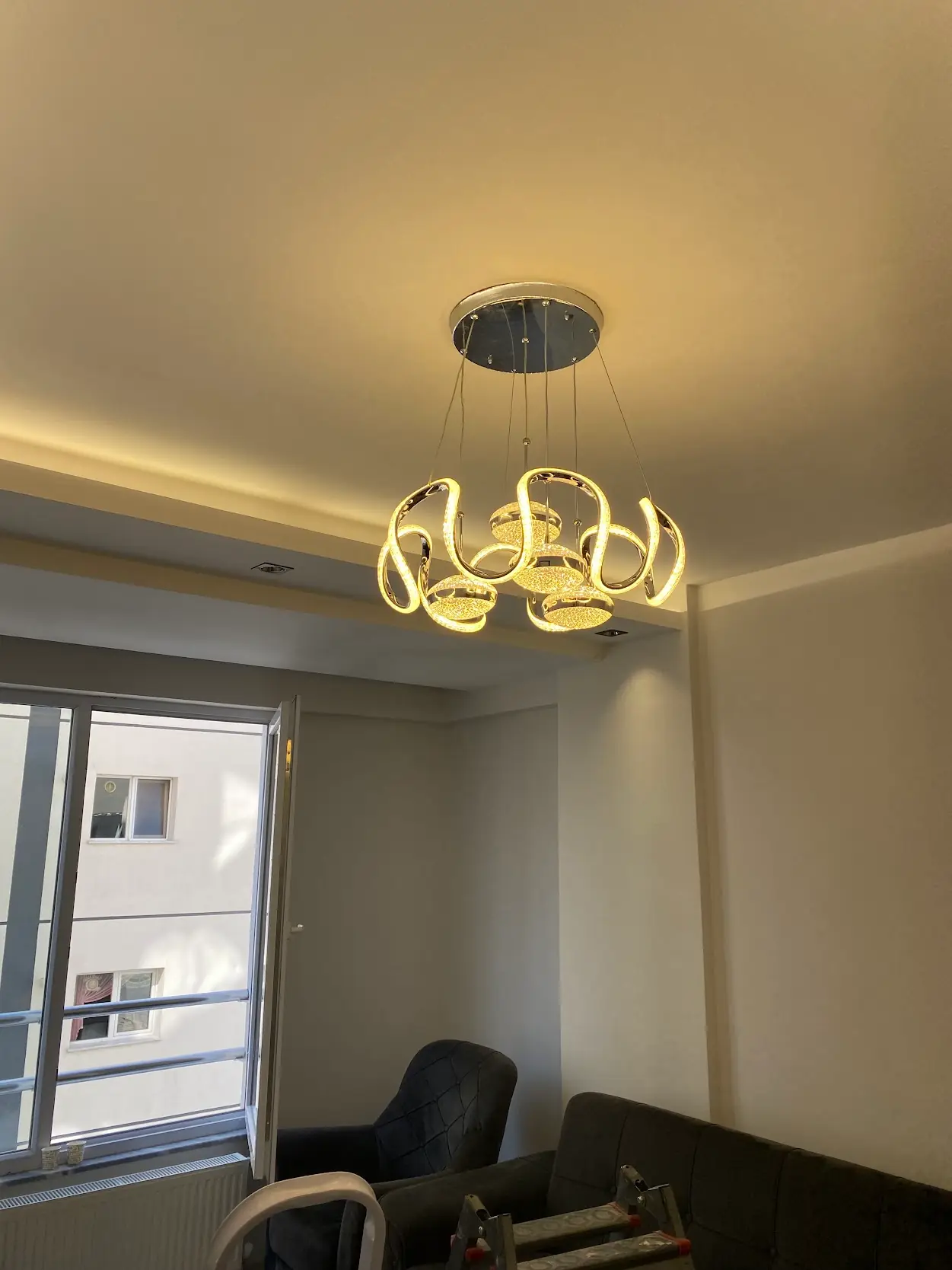 Salona takılmış modern LED avize